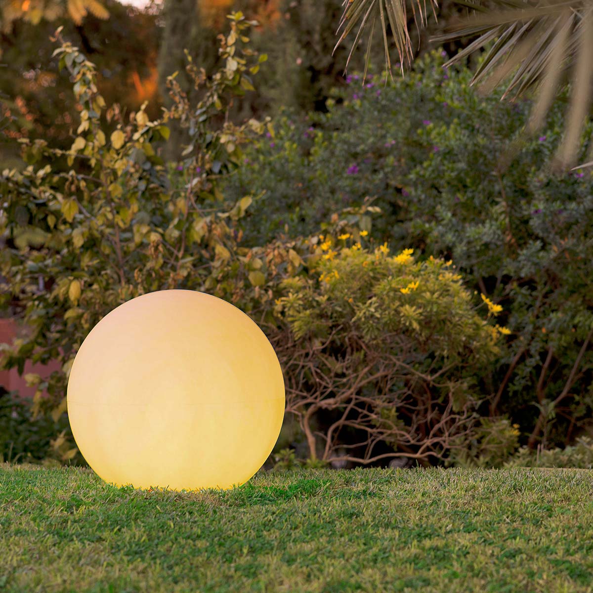 Shiny play ball in various sizes!