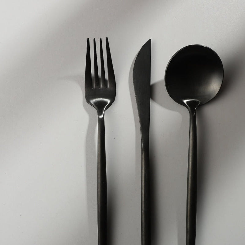 Set med bestick i slanka linjer med modern matplatsstil