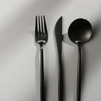 Set med bestick i slanka linjer med modern matplatsstil