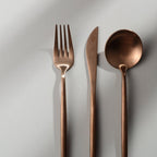 Set med bestick i slanka linjer med modern matplatsstil