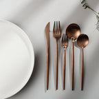 Set med bestick i slanka linjer med modern matplatsstil