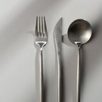Set med bestick i slanka linjer med modern matplatsstil