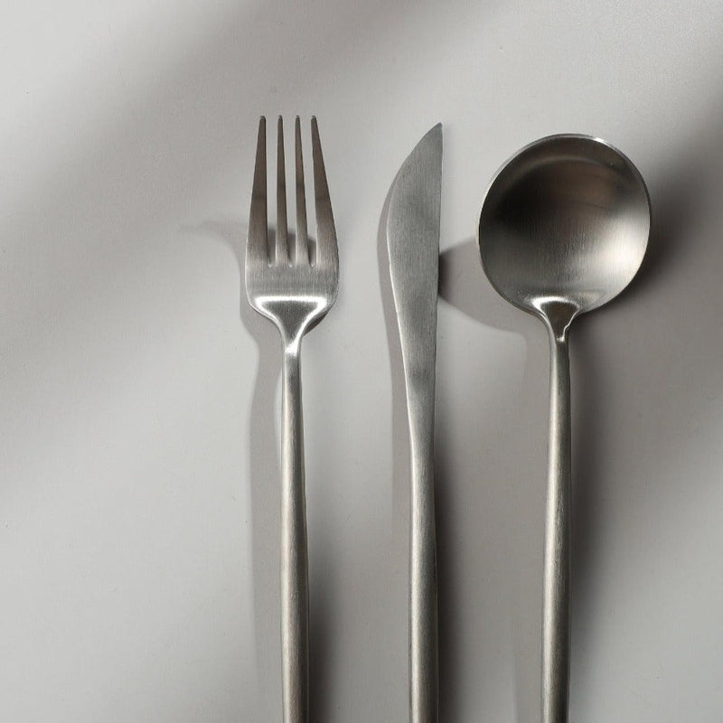 Set med bestick i slanka linjer med modern matplatsstil