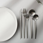 Set med bestick i slanka linjer med modern matplatsstil