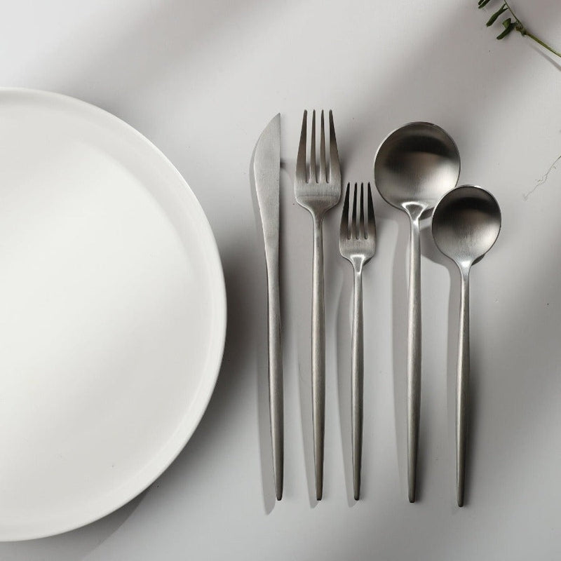 Set med bestick i slanka linjer med modern matplatsstil