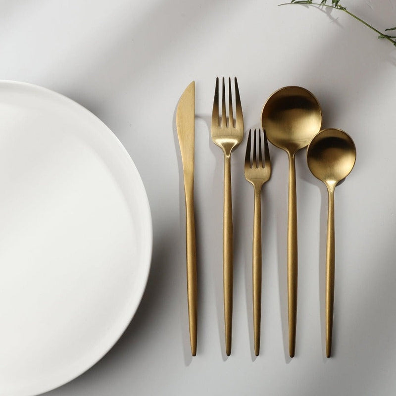 Set med bestick i slanka linjer med modern matplatsstil