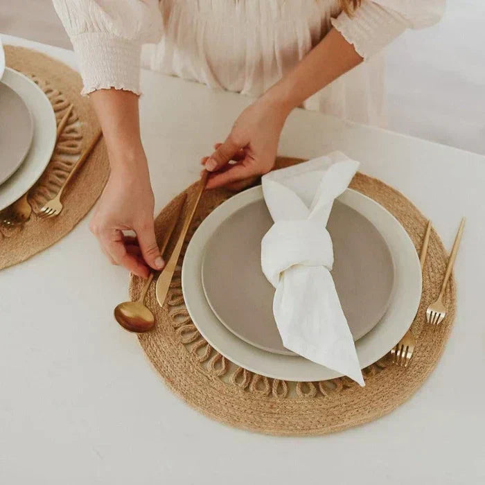 Set med bestick i slanka linjer med modern matplatsstil