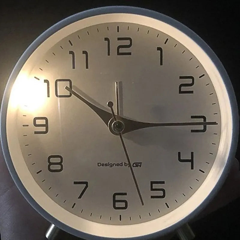 NyraVale Bordklokke med stille skandinavisk design