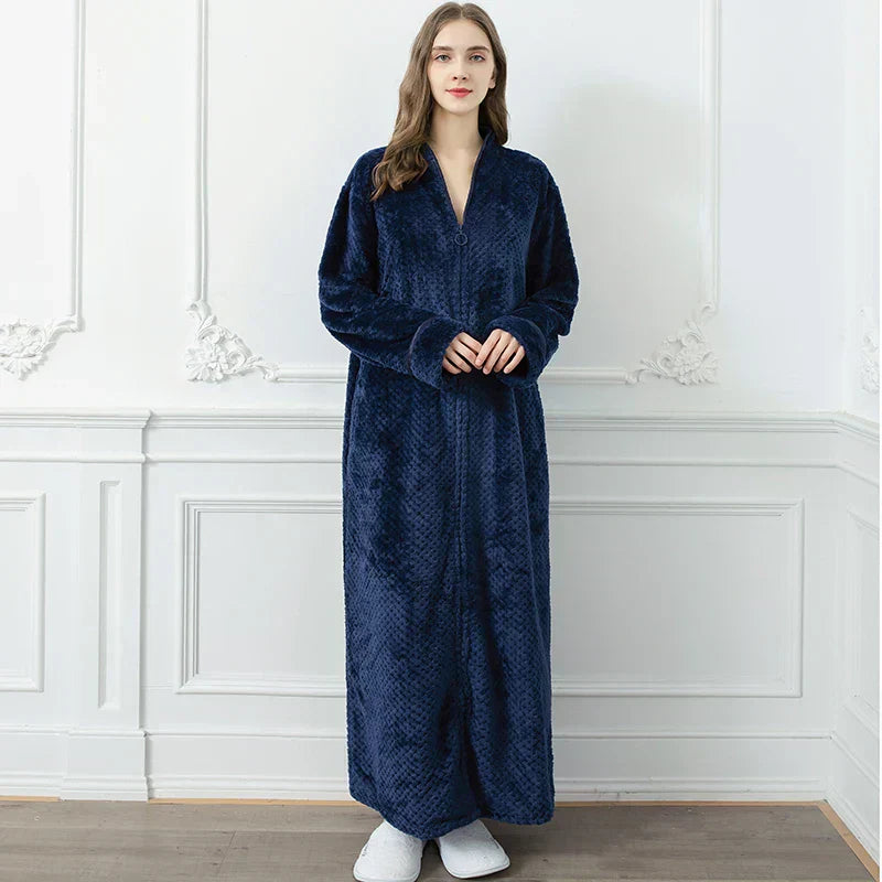 Calidez de invierno con bata de maternidad CozyNest en franela térmica extra larga