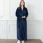 Calidez de invierno con bata de maternidad CozyNest en franela térmica extra larga