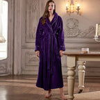 Calidez de invierno con bata de maternidad CozyNest en franela térmica extra larga