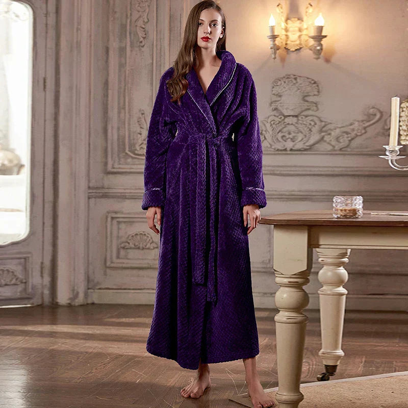 Calidez de invierno con bata de maternidad CozyNest en franela térmica extra larga