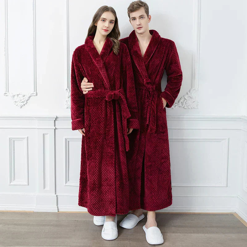 Calidez de invierno con bata de maternidad CozyNest en franela térmica extra larga