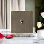 Antieke bronzen metalen wandcontactdoos met USB-oplaadpoort
