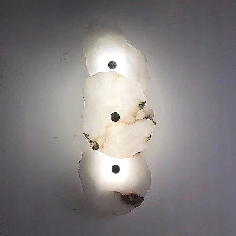 Vegglampe i LED med kobberdetaljer og Aurora-marmor for elegante interiører