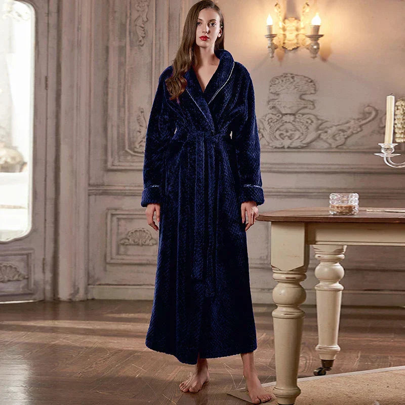 Calidez de invierno con bata de maternidad CozyNest en franela térmica extra larga