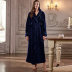 Calidez de invierno con bata de maternidad CozyNest en franela térmica extra larga