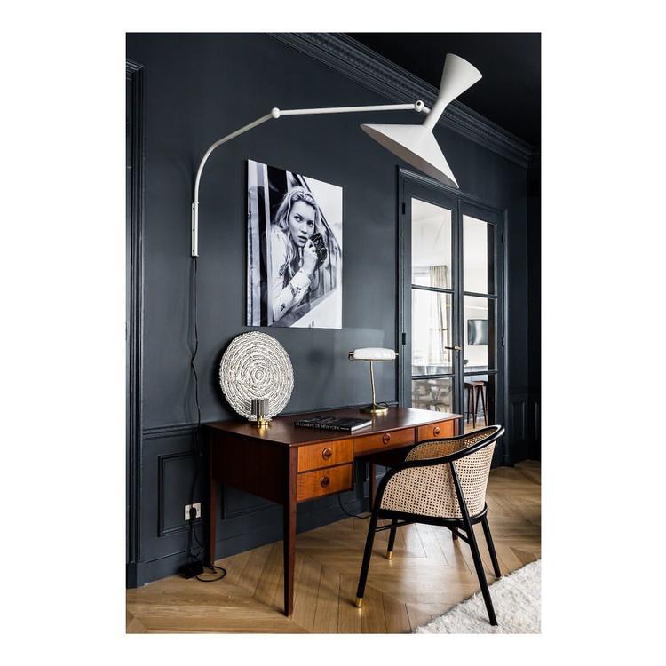 Lámpara de Pared Moderna NovaSwing con Brazo Oscilante y Enchufe para Decoración de Dormitorio