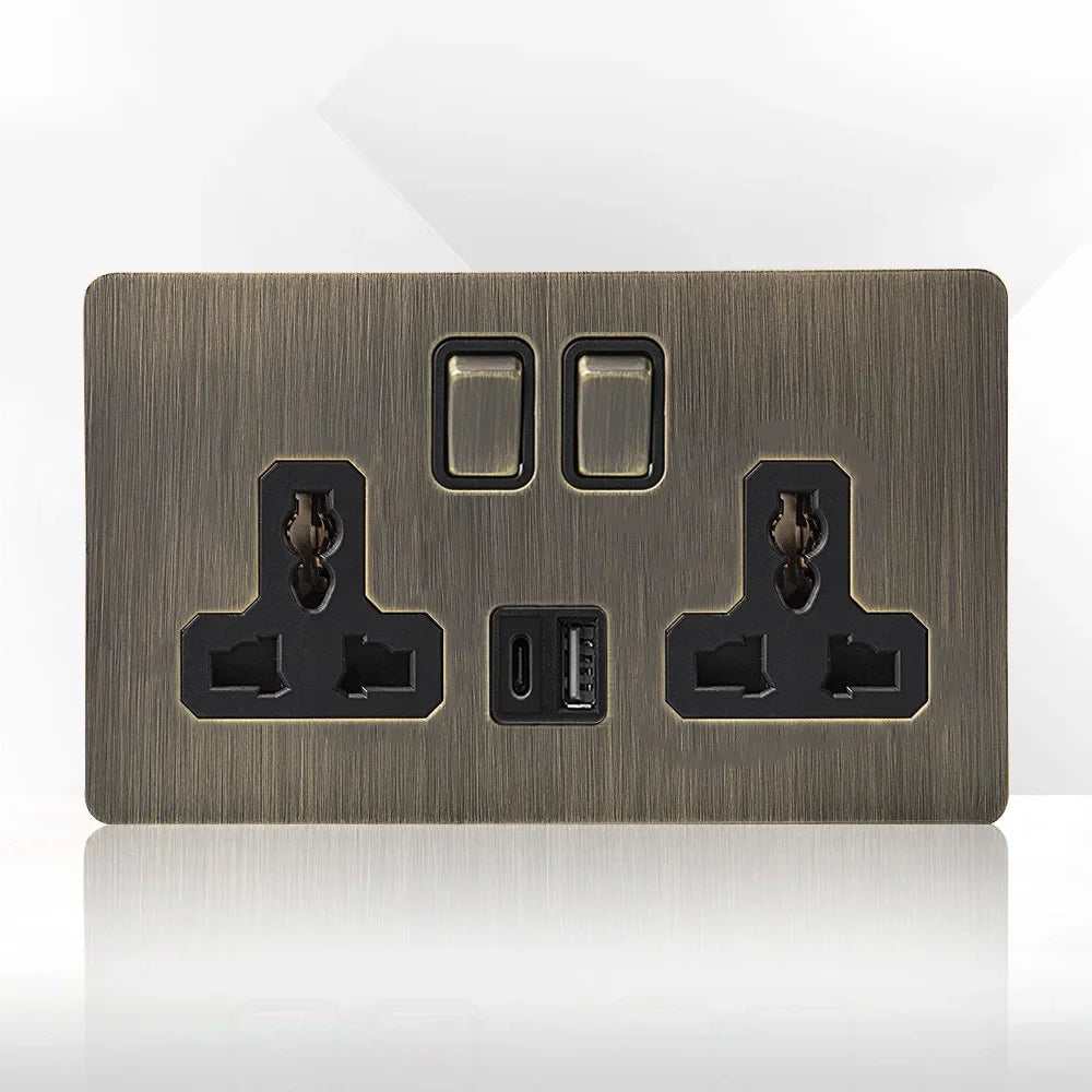 Antieke bronzen metalen wandcontactdoos met USB-oplaadpoort