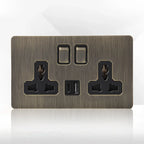 Antieke bronzen metalen wandcontactdoos met USB-oplaadpoort