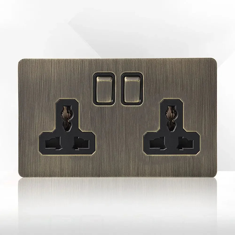 Antieke bronzen metalen wandcontactdoos met USB-oplaadpoort