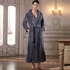 Calidez de invierno con bata de maternidad CozyNest en franela térmica extra larga