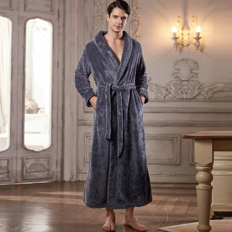 Calidez de invierno con bata de maternidad CozyNest en franela térmica extra larga