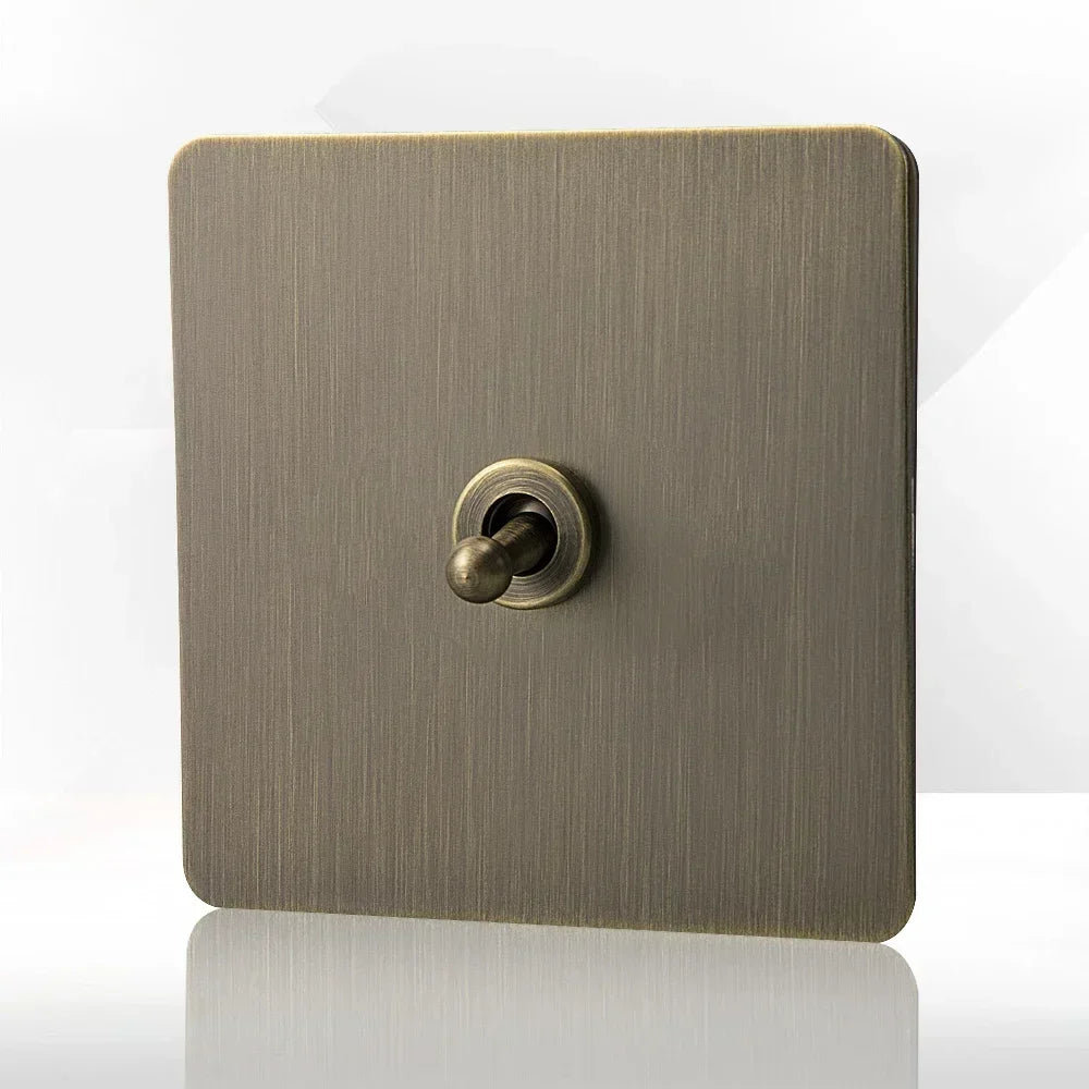 Antieke bronzen metalen wandcontactdoos met USB-oplaadpoort