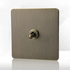 Antieke bronzen metalen wandcontactdoos met USB-oplaadpoort
