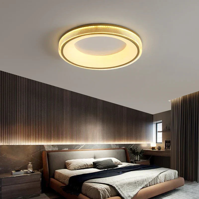 Marlow-kroonluchter met gouden afwerking en ronde kristaldetails