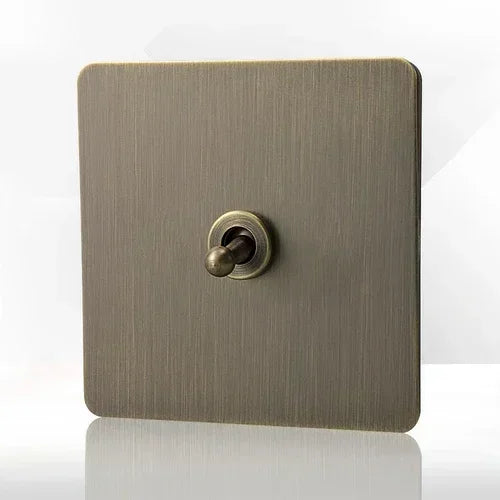 Antieke bronzen metalen wandcontactdoos met USB-oplaadpoort