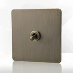 Antieke bronzen metalen wandcontactdoos met USB-oplaadpoort