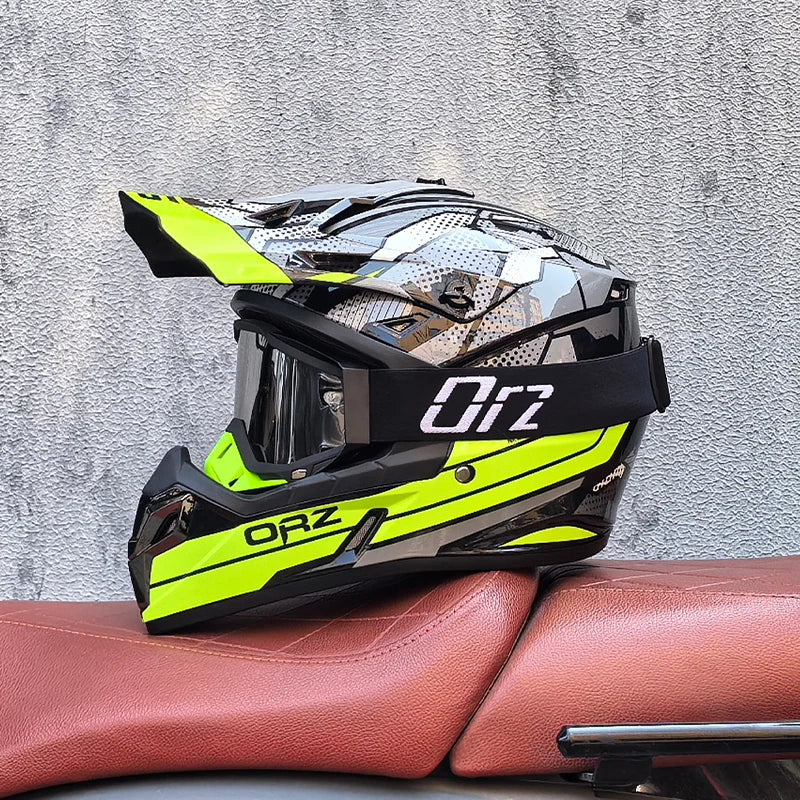 Casca de curse off-road cu vizieră detașabilă