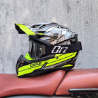 Casca de curse off-road cu vizieră detașabilă