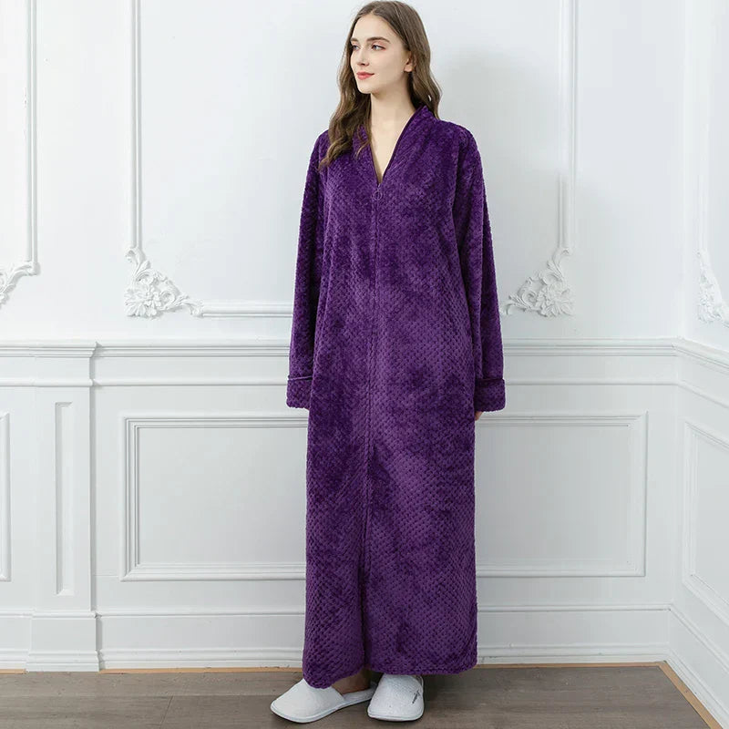 Calidez de invierno con bata de maternidad CozyNest en franela térmica extra larga
