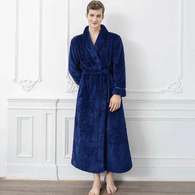 Calidez de invierno con bata de maternidad CozyNest en franela térmica extra larga
