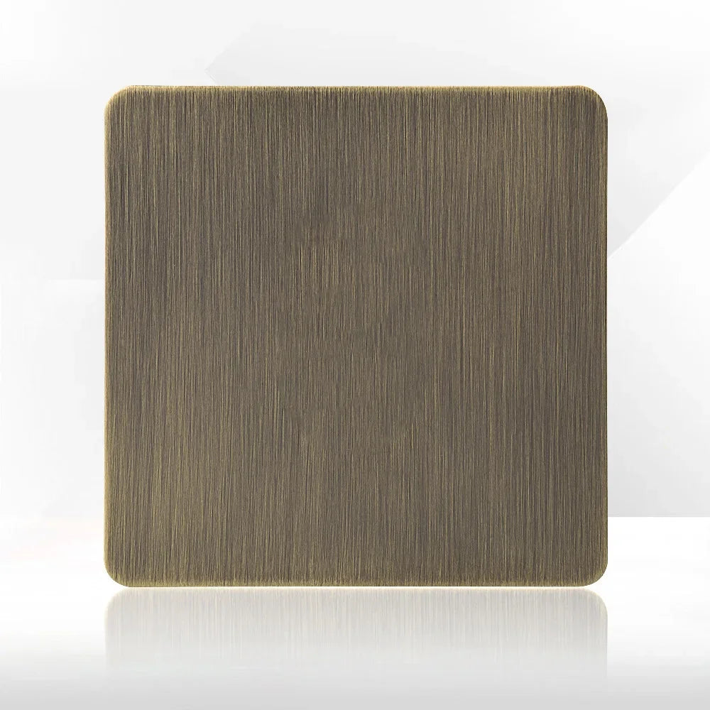 Antieke bronzen metalen wandcontactdoos met USB-oplaadpoort