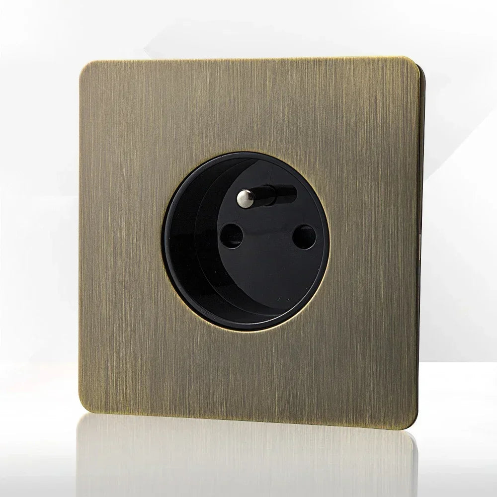 Antieke bronzen metalen wandcontactdoos met USB-oplaadpoort