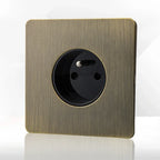 Antieke bronzen metalen wandcontactdoos met USB-oplaadpoort