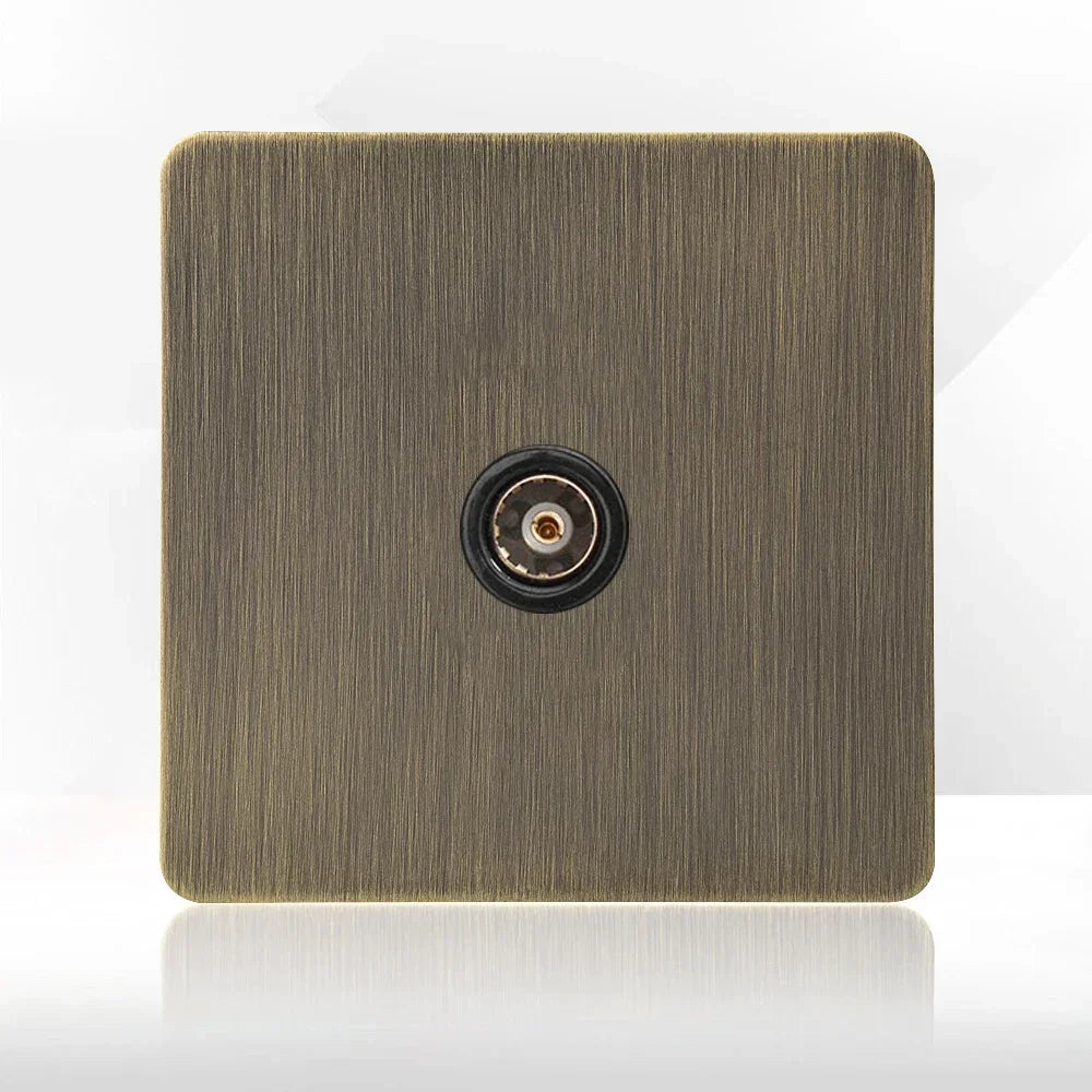 Antieke bronzen metalen wandcontactdoos met USB-oplaadpoort