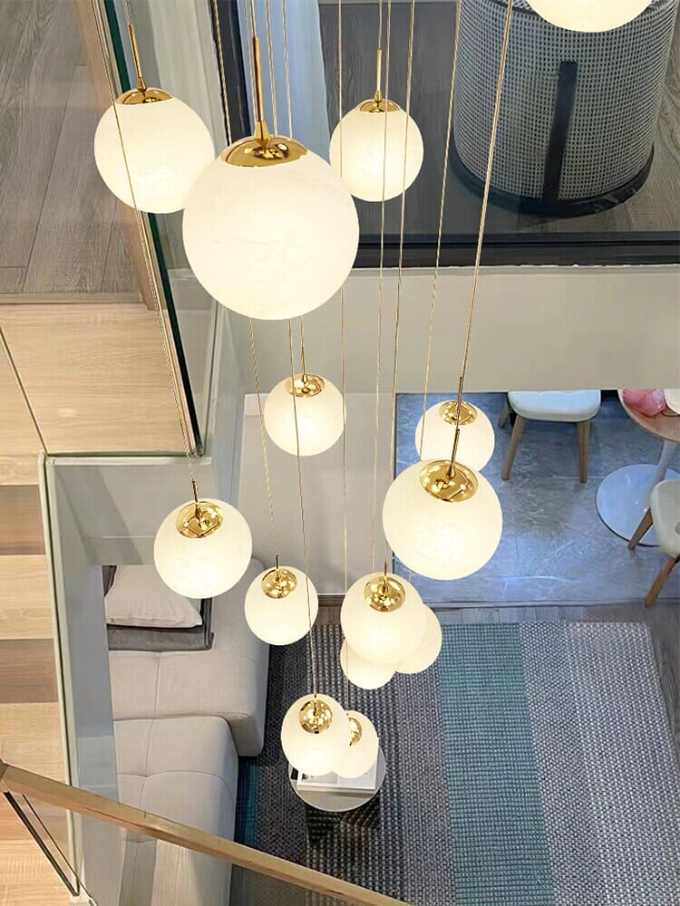 Lampada a sospensione Liora Orb per ingressi e hall eleganti