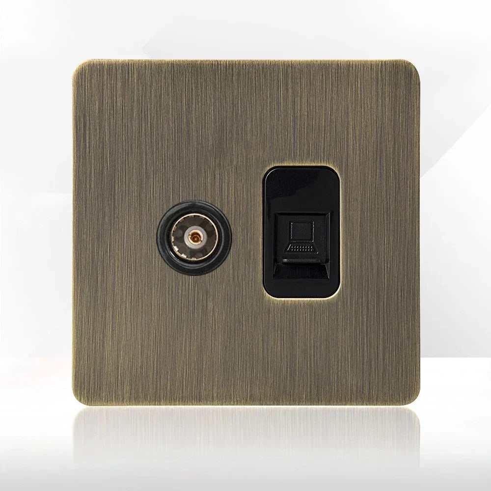 Antieke bronzen metalen wandcontactdoos met USB-oplaadpoort