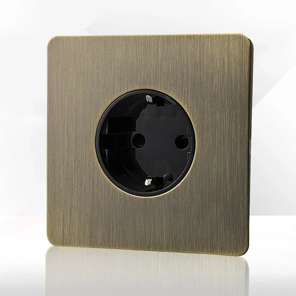 Antieke bronzen metalen wandcontactdoos met USB-oplaadpoort