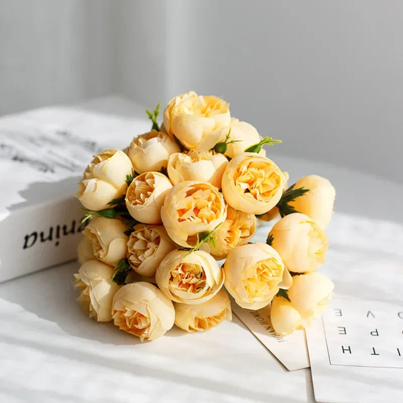 Buchet romantic de bujori din mătase de la Lyra cu 27 de flori realiste