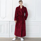 Calidez de invierno con bata de maternidad CozyNest en franela térmica extra larga