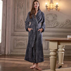 Calidez de invierno con bata de maternidad CozyNest en franela térmica extra larga