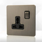 Antieke bronzen metalen wandcontactdoos met USB-oplaadpoort
