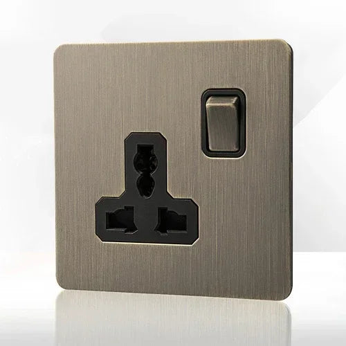 Antieke bronzen metalen wandcontactdoos met USB-oplaadpoort