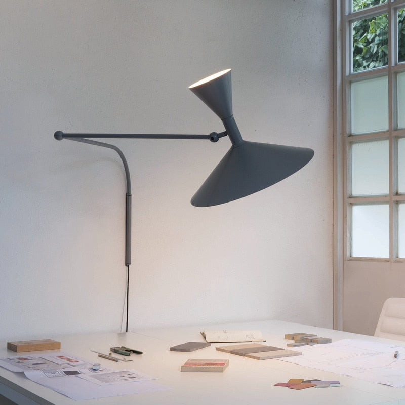 Lámpara de Pared Moderna NovaSwing con Brazo Oscilante y Enchufe para Decoración de Dormitorio
