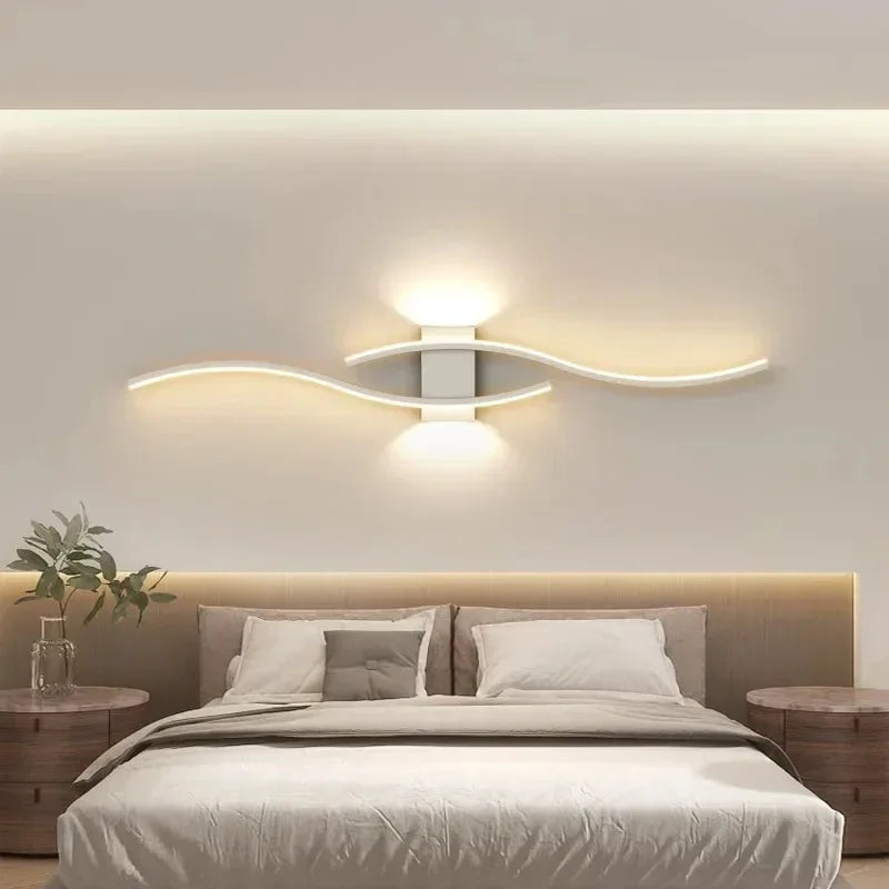 Lampada da parete LED NovaArc a doppia curva con telecomando, nero e oro